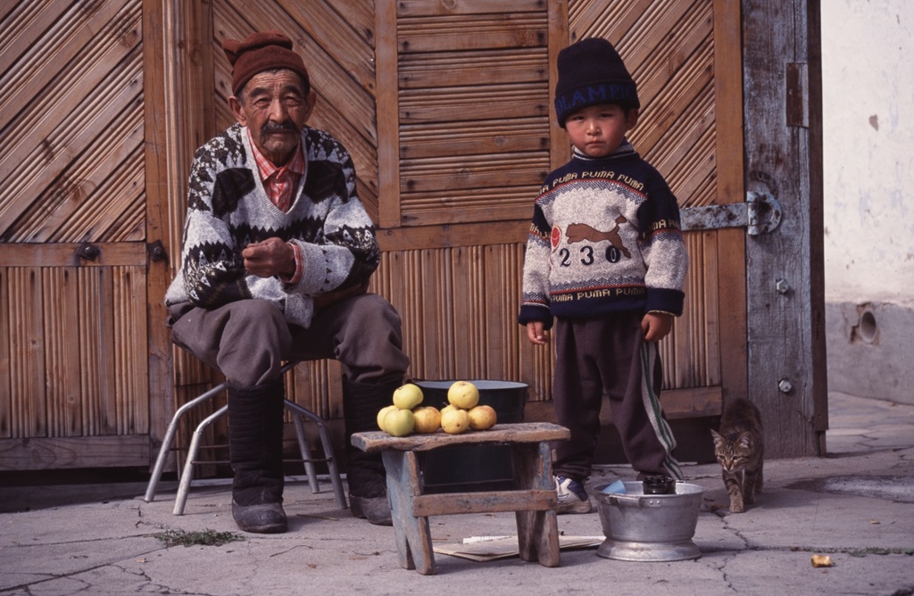 Fotografie Marc Keller Portrait Grossvater mit Enkel Marktstand Karakol Kirgistan