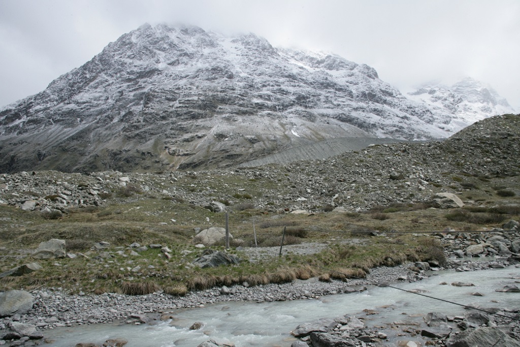 bergbach mit verschneitem berg Val Roseg Schweiz Fotografie Marc Keller