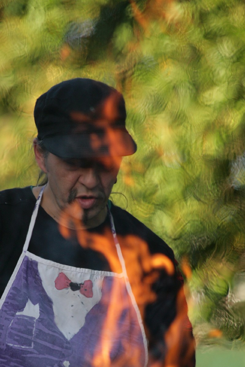 Portrait Outdoor Koch Feuer Küchenschürze Hut Fotografie Marc Keller