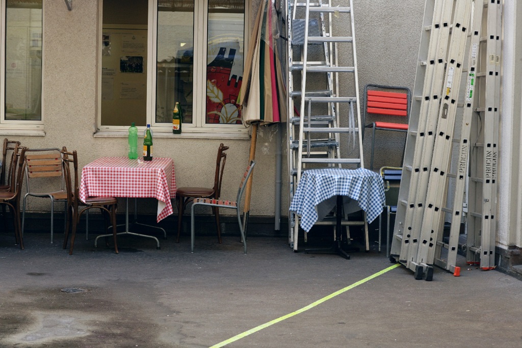 Fotografie Hinterhof restaurant feldschlösschen schweizer gesellschaft beizentisch karierte tischtücher leitern fotografie marc keller