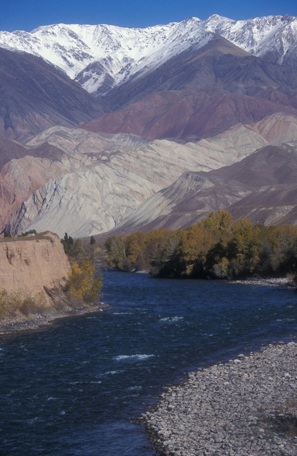 Flusslandschafft berge schnee unberührte landschaft kirgistan fotografie marc keller