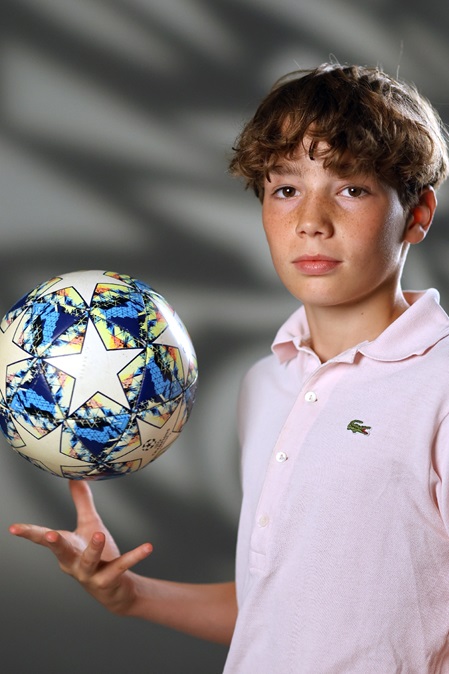 Junger Bursche Fussball rosa poli-shirt lacoste braune haare Fotografie Marc Keller