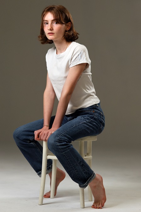 Portrait junge frau stuhl hocker jeans model braune haare Fotografie Marc Keller